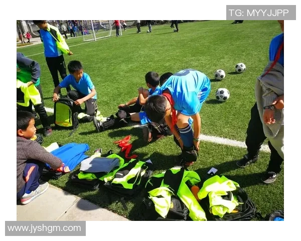 探索垫步足球的魅力与技巧提升运动员综合素质的全新方式